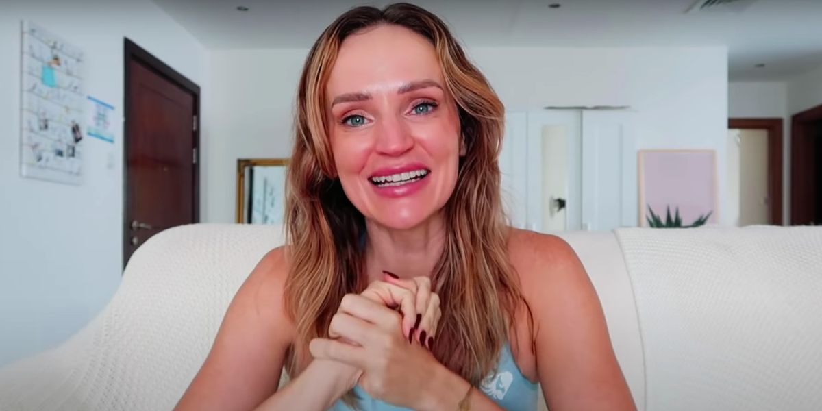 Body confidence influencer shares powerful bloating photo