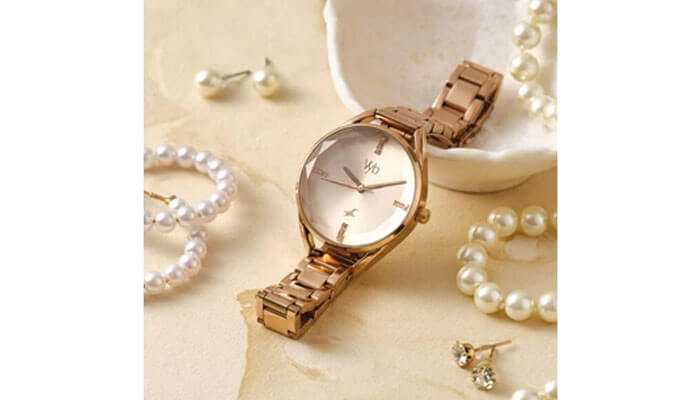 Instagrammable watches: classically elegant rose gold with a minimalist design, accentuated by pearls and earrings to create timeless charm.