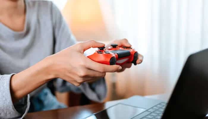 W888 online casino mobile gaming experience showing a player using a controller with digital entertainment technology for smooth online casino and gaming activities.