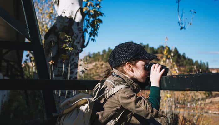 Why ucraina frontline maps can be misleading - tycoonstory | tycoonstory media Ucraina frontline observation showing a civilian using binoculars near a defensive position, illustrating the challenges of verifying battlefield movements, territorial control and the limitations of frontline maps during the ongoing ukraine conflict.